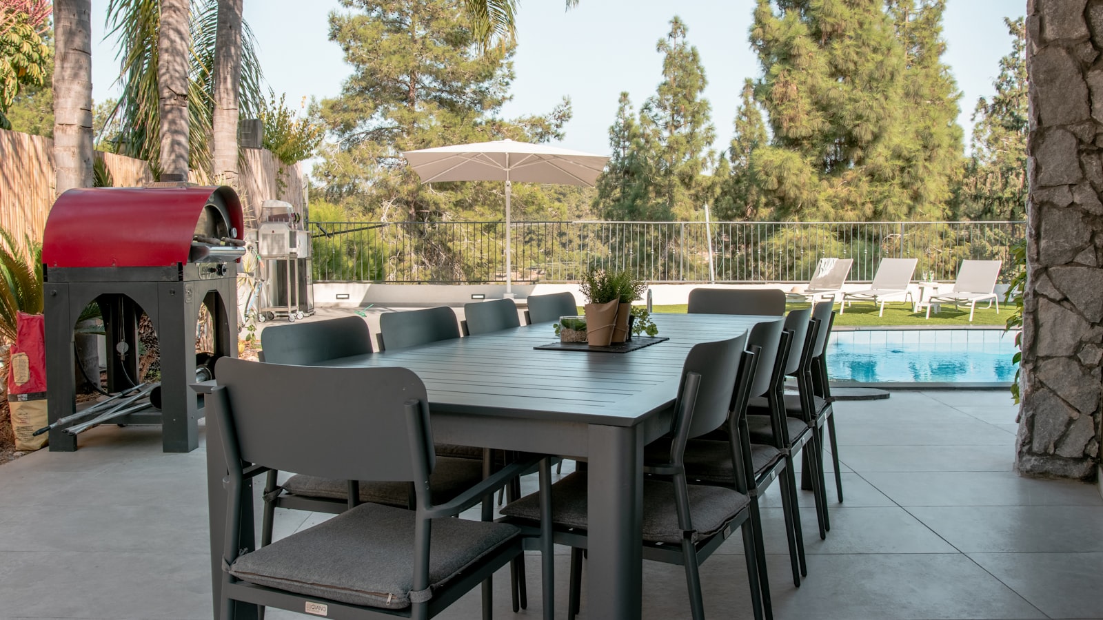 Барбекю-зона на участке: как встроить гриль в ландшафт