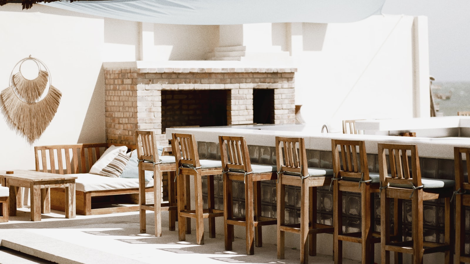 Роса и влажность на террасе: как выбрать материал мебели