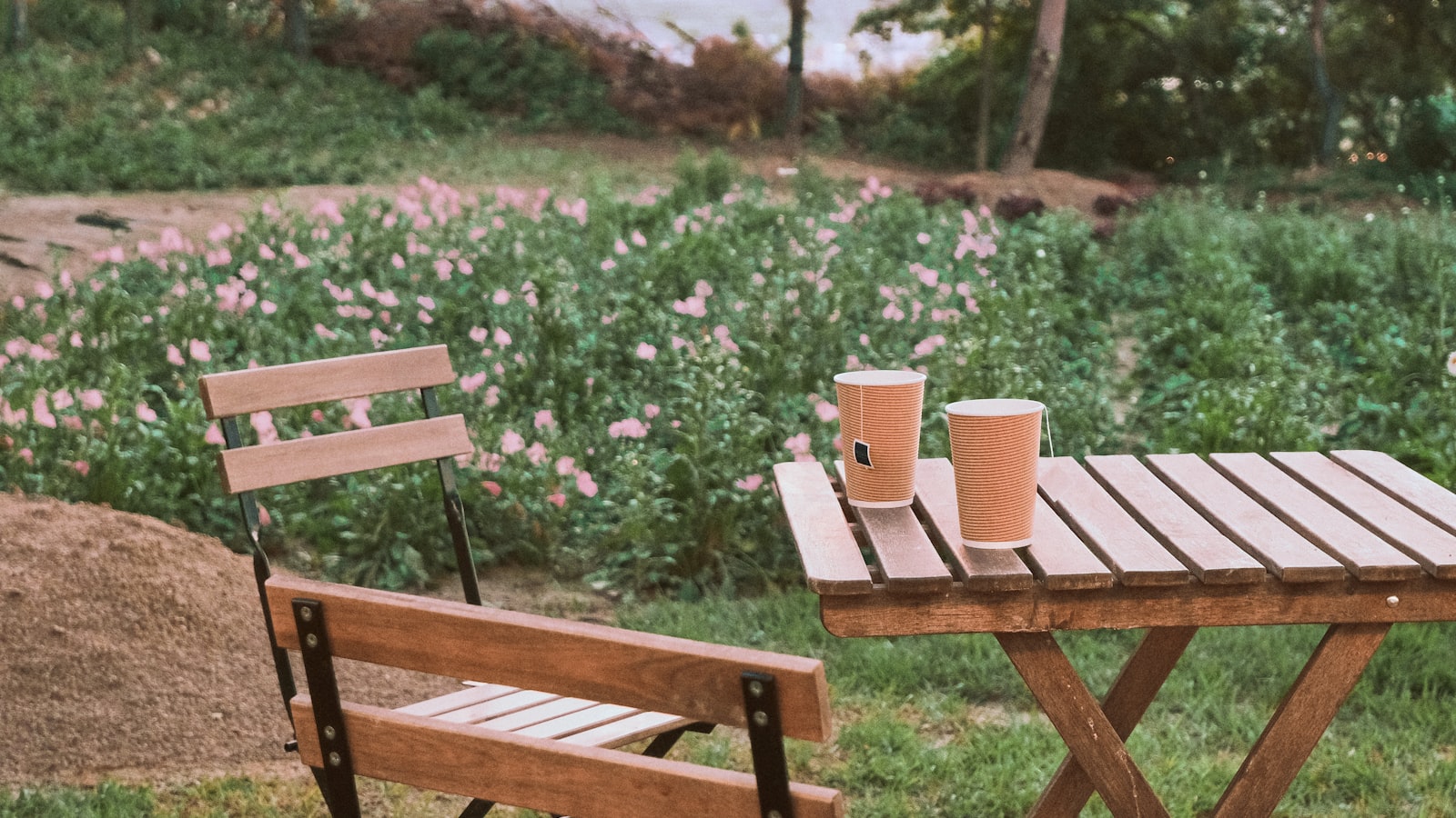 Складная уличная мебель: когда она оправдана и чем платят за компактность